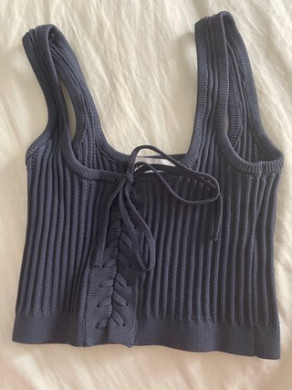 Top de punto azul con lazada