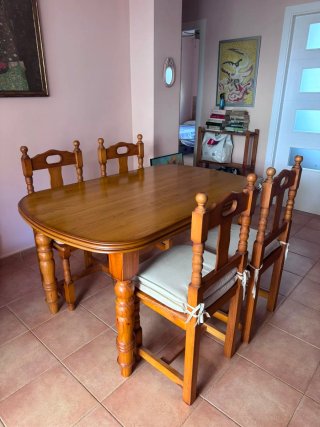 Mesa de madera rústica con 4 sillas