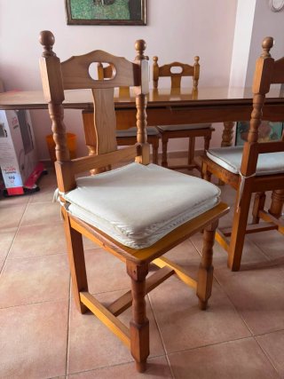 Mesa de madera rústica con 4 sillas
