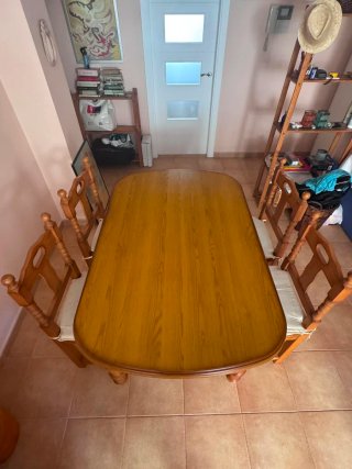 Mesa de madera rústica con 4 sillas