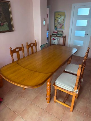 Mesa de madera rústica con 4 sillas