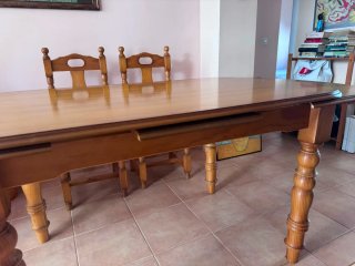 Mesa de madera rústica con 4 sillas