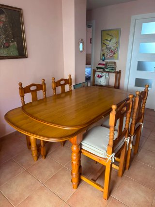 Mesa de madera rústica con 4 sillas