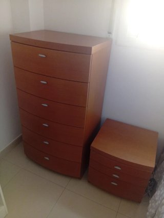 Cómoda y mesita de madera