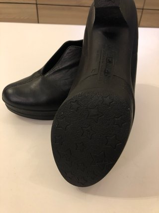 Zapatos de piel negros con suela de goma