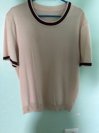 Camiseta beige de punto con cuello redondo