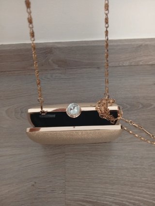 Bolso de fiesta dorado con pedrería