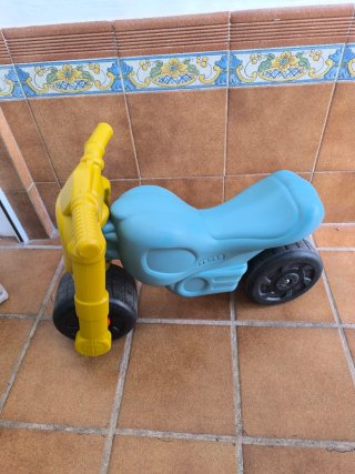 Moto de juguete infantil azul y amarilla
