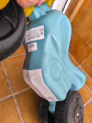 Moto de juguete infantil azul y amarilla