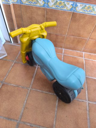 Moto de juguete infantil azul y amarilla