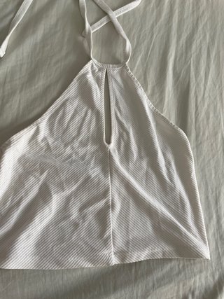 Top blanco con escote halter