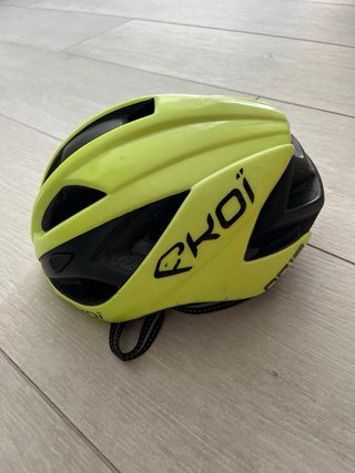 Casco de bici amarillo brillante