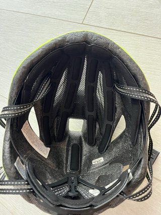 Casco de bici amarillo brillante