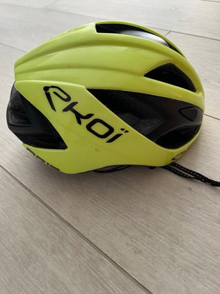 Casco de bici amarillo brillante