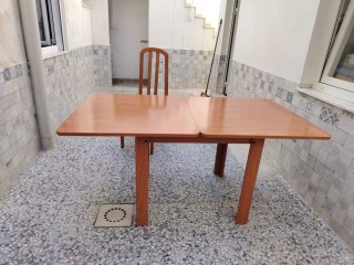 Silla de madera con asiento azul