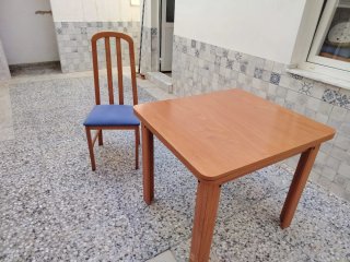 Silla de madera con asiento azul