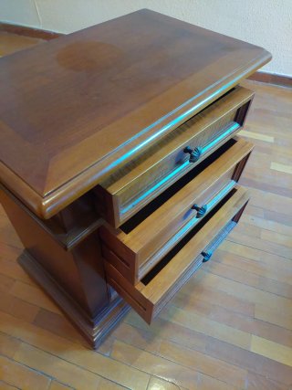 Mesita de noche de madera noble