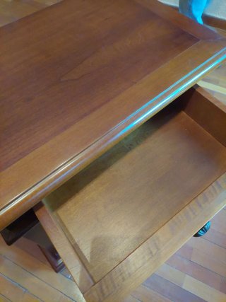 Mesita de noche de madera noble