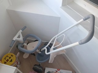 Triciclo infantil con manillar y barra de empuje