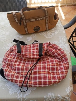 Dos bolsos para perros pequeños