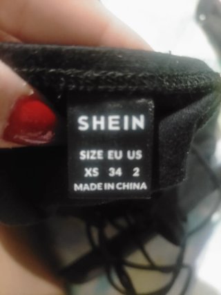 Vestito nero con lacci sulla schiena