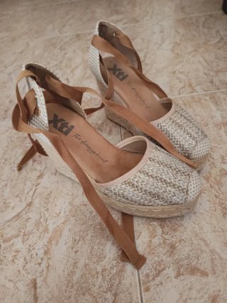Sandalias esparteñas XTI beige y marrón