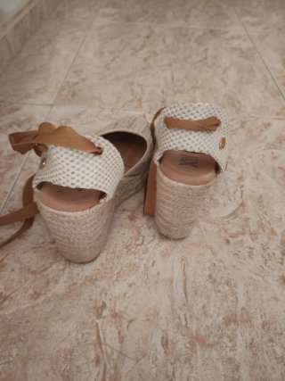 Sandalias esparteñas XTI beige y marrón