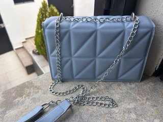 Bolso azul acolchado con cadena