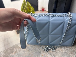 Bolso azul acolchado con cadena