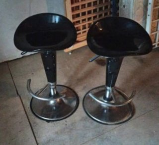 Taburetes negros y plateados