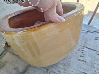 Portavaso in ceramica giallo senape e marrone