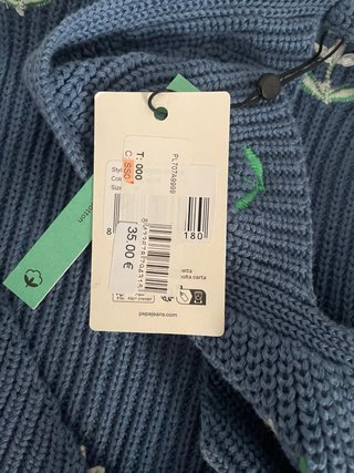 Top de punto azul con flores bordadas