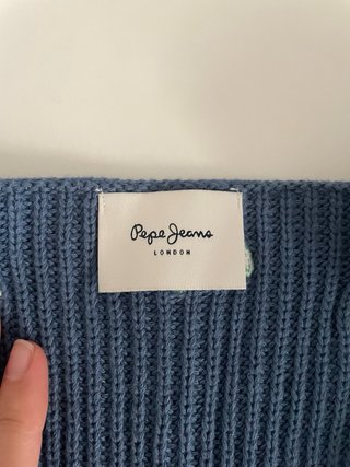 Top de punto azul con flores bordadas