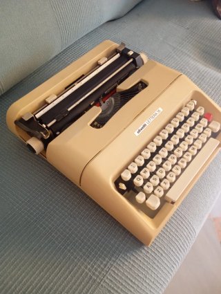 Máquina de escribir Olivetti Letra 35