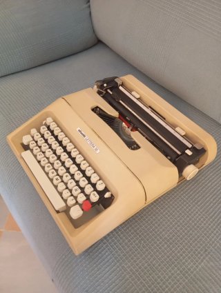 Máquina de escribir Olivetti Letra 35