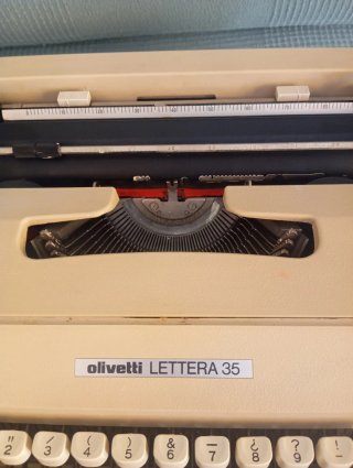 Máquina de escribir Olivetti Letra 35