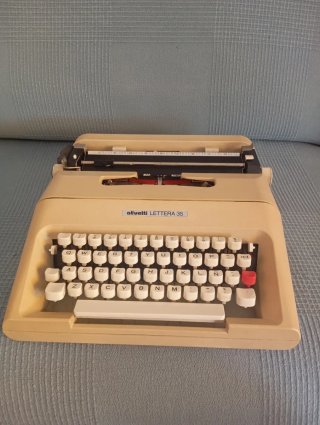 Máquina de escribir Olivetti Letra 35