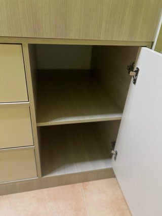 Cama infantil compacta con escritorio y cajones.