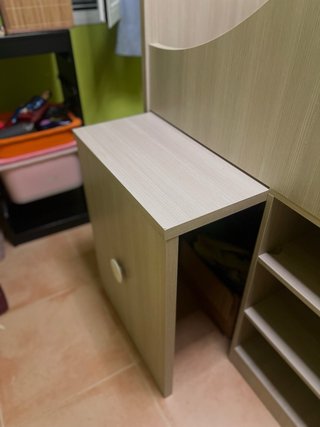 Cama infantil compacta con escritorio y cajones.