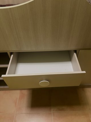 Cama infantil compacta con escritorio y cajones.