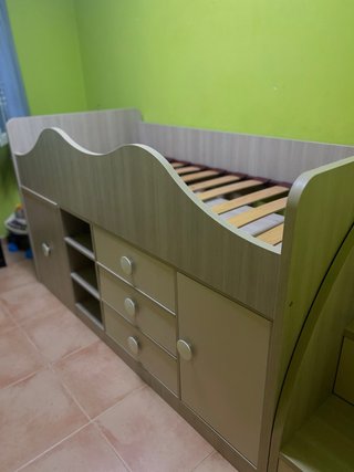 Cama infantil compacta con escritorio y cajones.