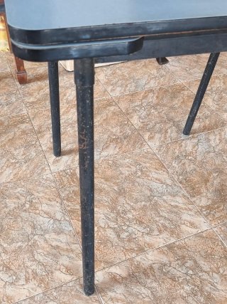 Mesa de cocina vintage negra y azul