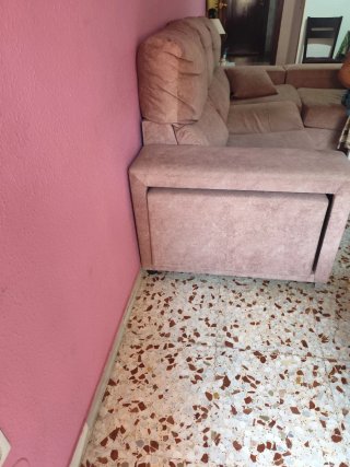 Sofá de tela beige