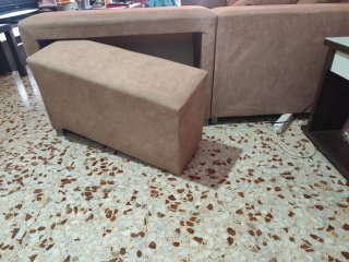 Sofá de tela beige