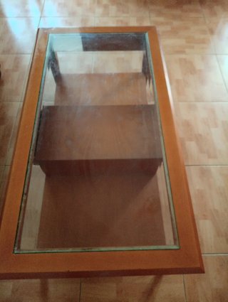 Sofá azul y mesa centro madera/cristal