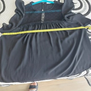 Blusa negra manga corta con encaje