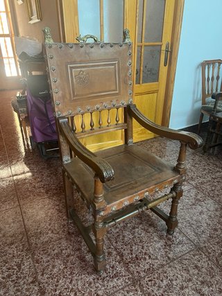 Silla de madera y cuero con adornos