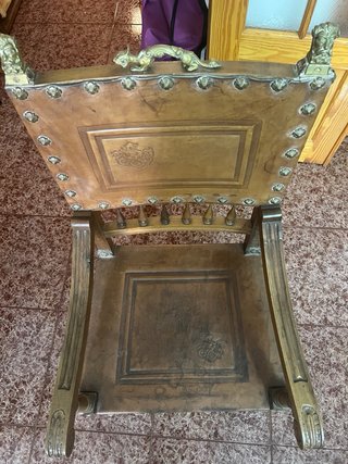 Silla de madera y cuero con adornos