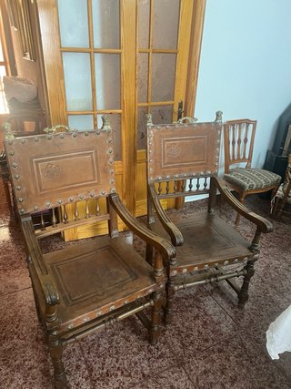 Silla de madera y cuero con adornos