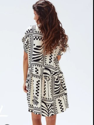 Vestido túnica estampado blanco y negro
